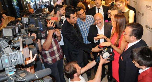 Hülya Avşar estetik merkezinin açılış kurdelesini kesti