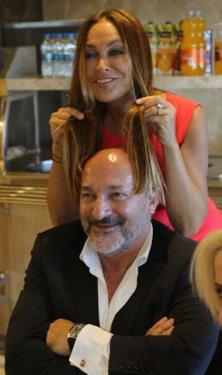 Hülya Avşar estetik merkezinin açılış kurdelesini kesti