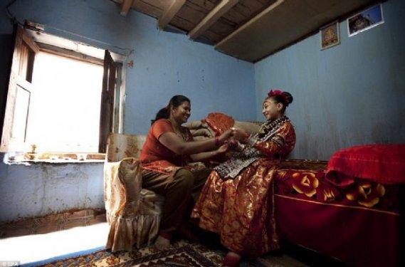 Nepal'da bakire çocuk tanrılar