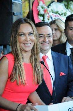 Hülya Avşar estetik merkezinin açılış kurdelesini kesti