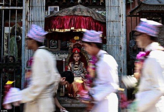 Nepal'da bakire çocuk tanrılar