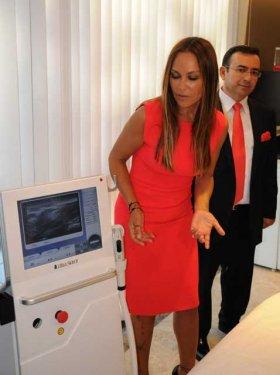 Hülya Avşar estetik merkezinin açılış kurdelesini kesti