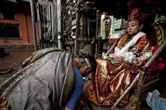 Nepal'da bakire çocuk tanrılar