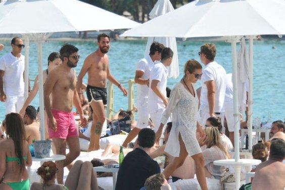 Ece Erken sevgilisine ayağını öptürdü 