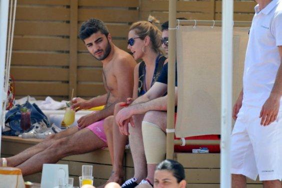 Ece Erken sevgilisine ayağını öptürdü 