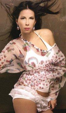 Tuğba Özerk soyunarak röportaj verdi 