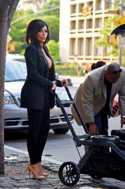 Kim Kardashian derin göğüs dekoltesiyle dikkat çekti