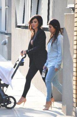 Kim Kardashian derin göğüs dekoltesiyle dikkat çekti