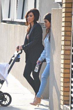 Kim Kardashian derin göğüs dekoltesiyle dikkat çekti