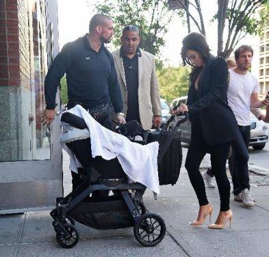 Kim Kardashian derin göğüs dekoltesiyle dikkat çekti