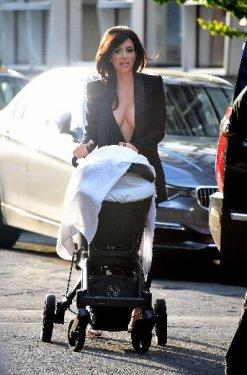 Kim Kardashian derin göğüs dekoltesiyle dikkat çekti