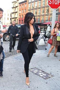 Kim Kardashian derin göğüs dekoltesiyle dikkat çekti