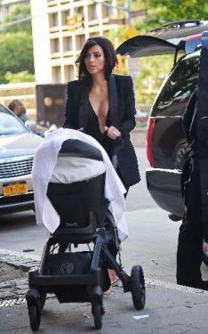 Kim Kardashian derin göğüs dekoltesiyle dikkat çekti