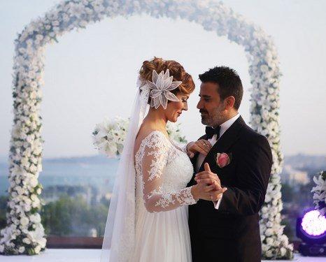 Emrah ile Sibel Kirer dünya evine böyle girdi