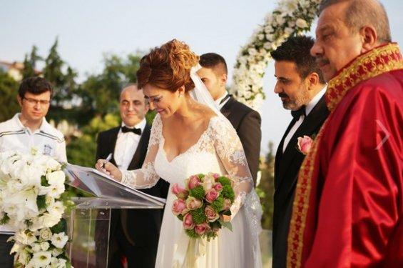 Emrah ile Sibel Kirer dünya evine böyle girdi