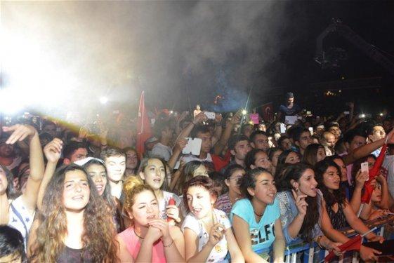 Hadise Antalya konserinde arkalı önlü frikik verdi