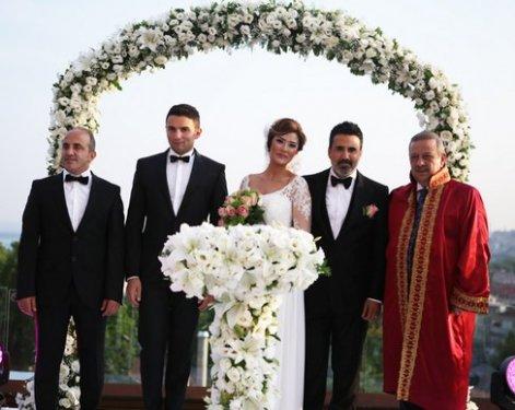 Emrah ile Sibel Kirer dünya evine böyle girdi