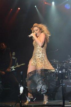 Hadise Antalya konserinde arkalı önlü frikik verdi