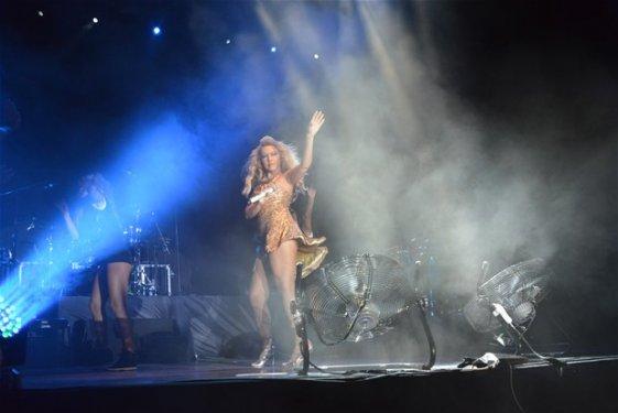 Hadise Antalya konserinde arkalı önlü frikik verdi