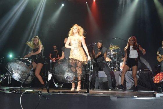 Hadise Antalya konserinde arkalı önlü frikik verdi
