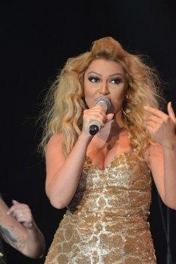 Hadise Antalya konserinde arkalı önlü frikik verdi