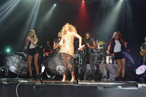 Hadise Antalya konserinde arkalı önlü frikik verdi