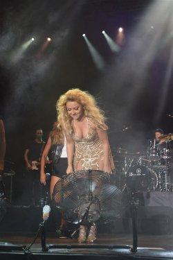 Hadise Antalya konserinde arkalı önlü frikik verdi