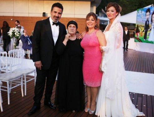 Emrah ile Sibel Kirer dünya evine böyle girdi