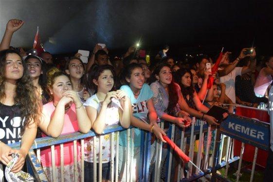 Hadise Antalya konserinde arkalı önlü frikik verdi