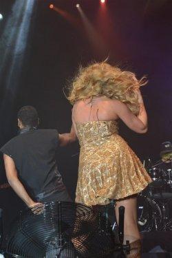 Hadise Antalya konserinde arkalı önlü frikik verdi