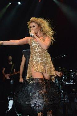 Hadise Antalya konserinde arkalı önlü frikik verdi