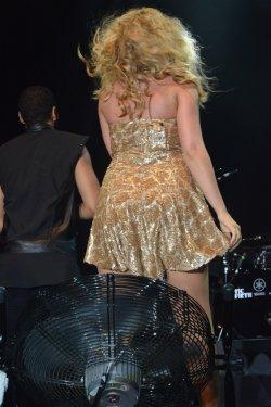 Hadise Antalya konserinde arkalı önlü frikik verdi