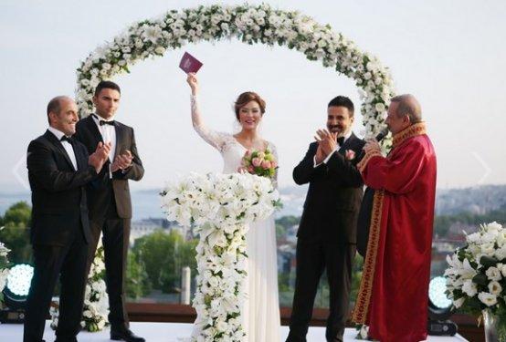 Emrah ile Sibel Kirer dünya evine böyle girdi