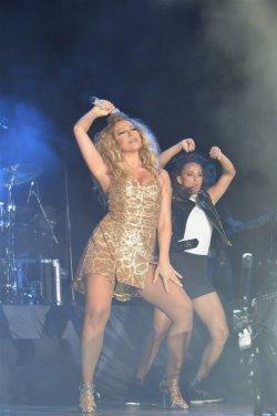 Hadise Antalya konserinde arkalı önlü frikik verdi