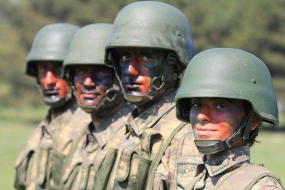 Vatan savunmaya aday kadın astsubaylar