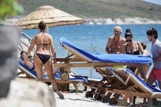 Klipteki göbekten sonra plajdaki göbek şaşırttı