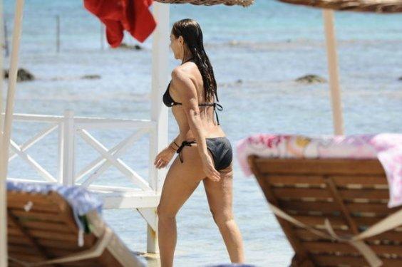 Klipteki göbekten sonra plajdaki göbek şaşırttı