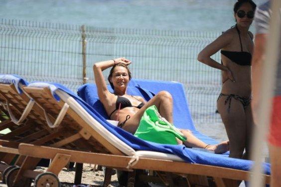 Klipteki göbekten sonra plajdaki göbek şaşırttı