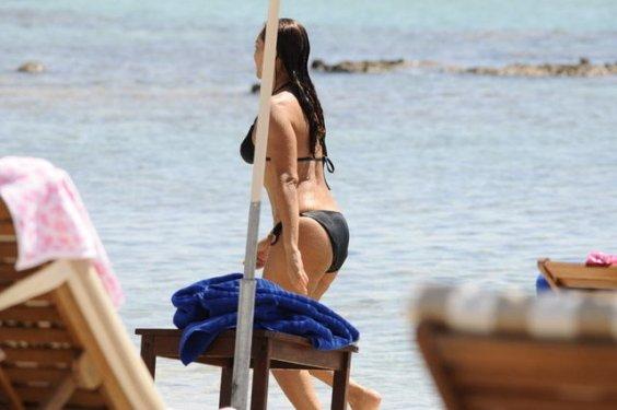 Klipteki göbekten sonra plajdaki göbek şaşırttı