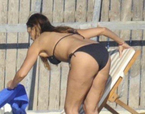 Klipteki göbekten sonra plajdaki göbek şaşırttı