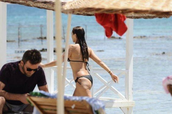 Klipteki göbekten sonra plajdaki göbek şaşırttı