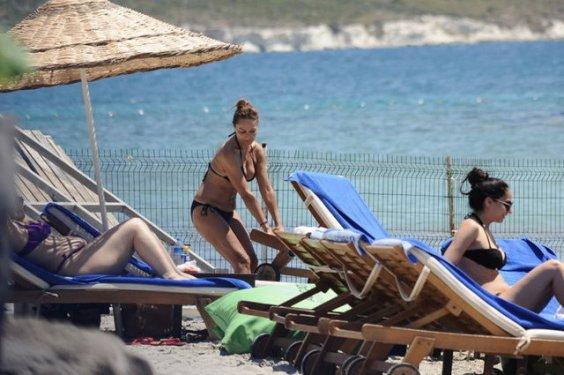 Klipteki göbekten sonra plajdaki göbek şaşırttı