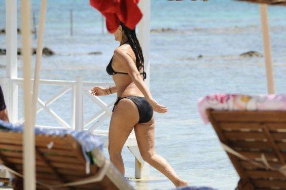 Klipteki göbekten sonra plajdaki göbek şaşırttı