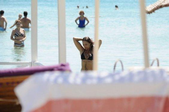 Klipteki göbekten sonra plajdaki göbek şaşırttı