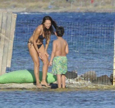 Klipteki göbekten sonra plajdaki göbek şaşırttı