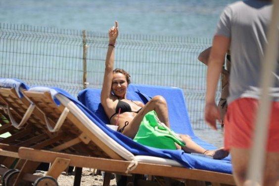 Klipteki göbekten sonra plajdaki göbek şaşırttı