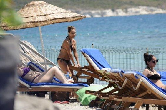 Klipteki göbekten sonra plajdaki göbek şaşırttı