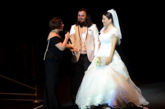 Sezen Aksu gelin ile damada sahnede dans ettirdi