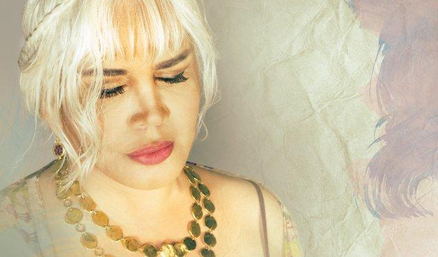 Sezen Aksu gelin ile damada sahnede dans ettirdi