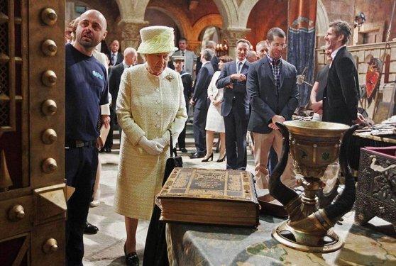 Kraliçe Elizabeth Game of Thrones setinde